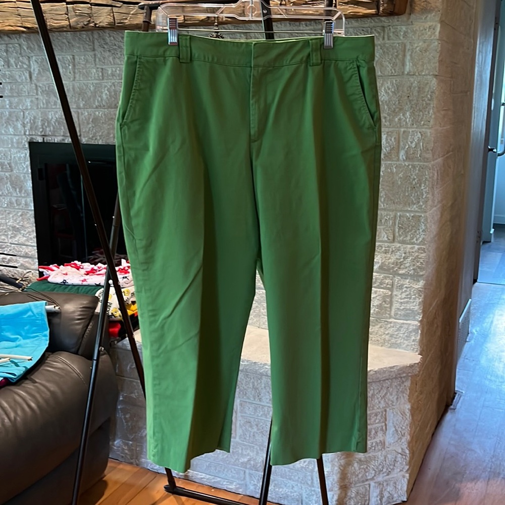 Ladies capris sz 16 in key lime color. 4 pockets!